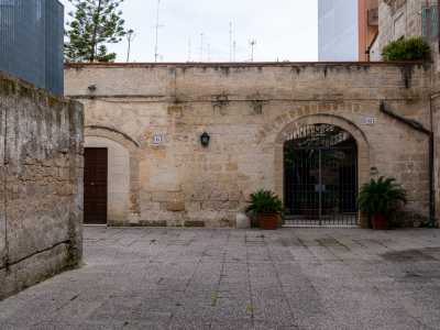 ...con antiche arcate sovrapposte, in parte murate